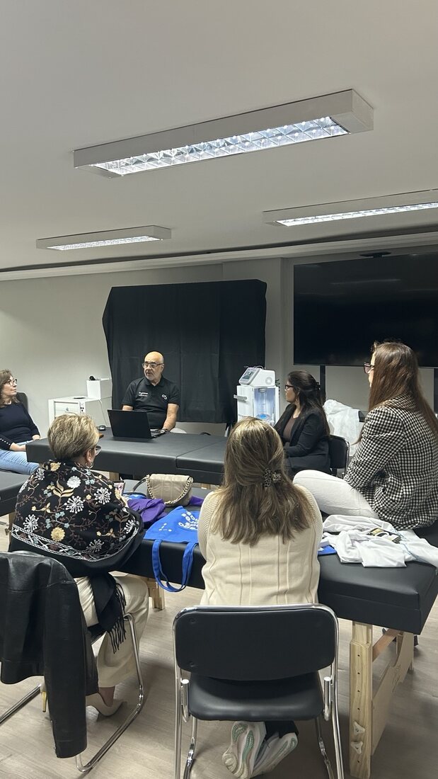 Alunos acompanhando explicação durante o curso