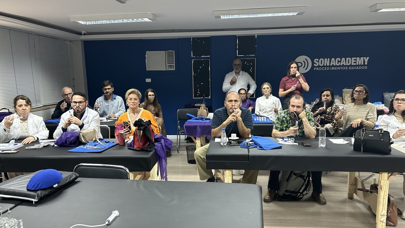 Turma acompanhando aula em sala