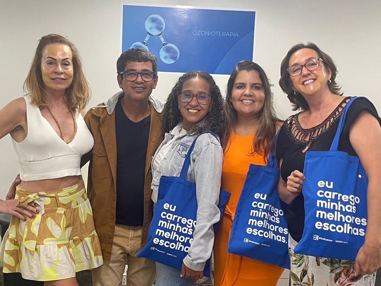 Dra. Carina Sandes com alunos de Ozonioterapia
