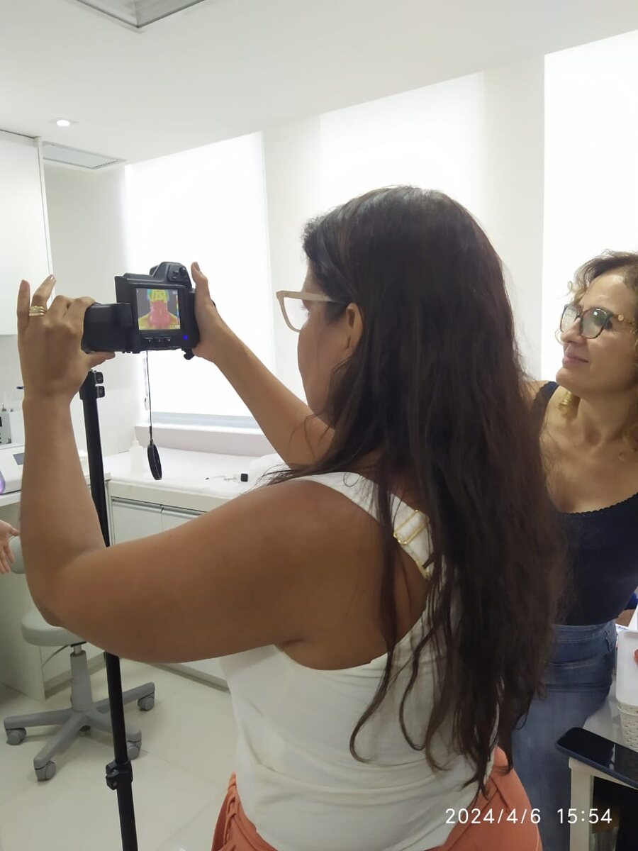 Aluna utilizando câmera termográfica durante aula prática