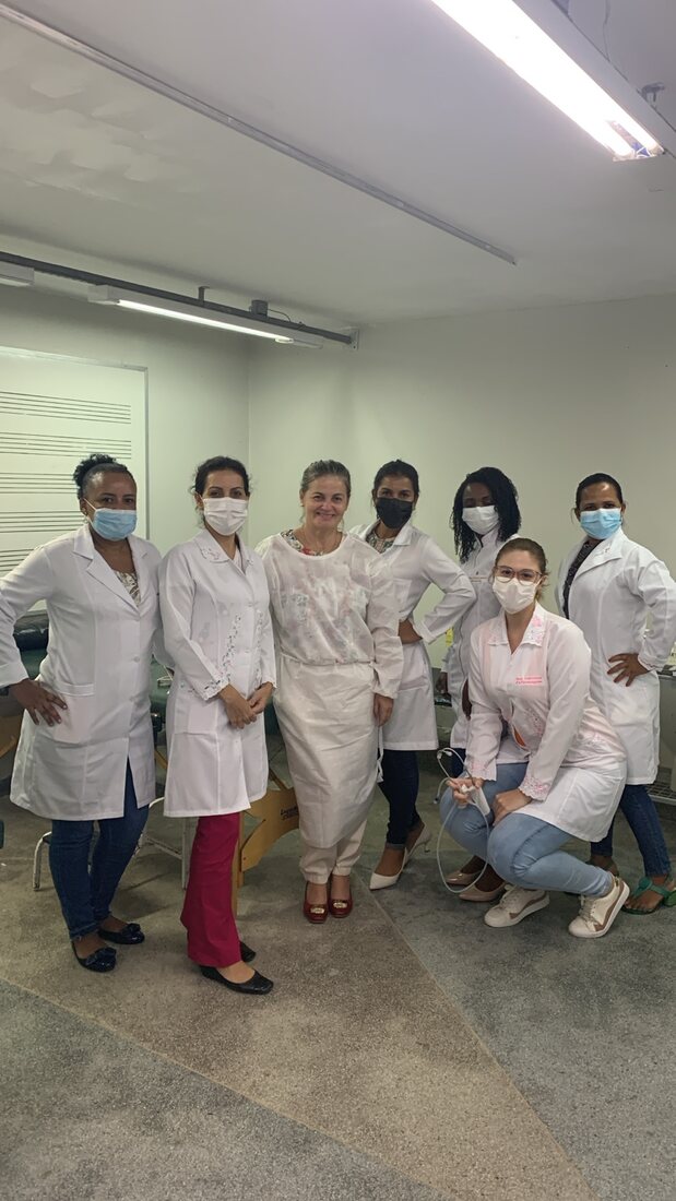 Turma de profissionais em ambiente de aula