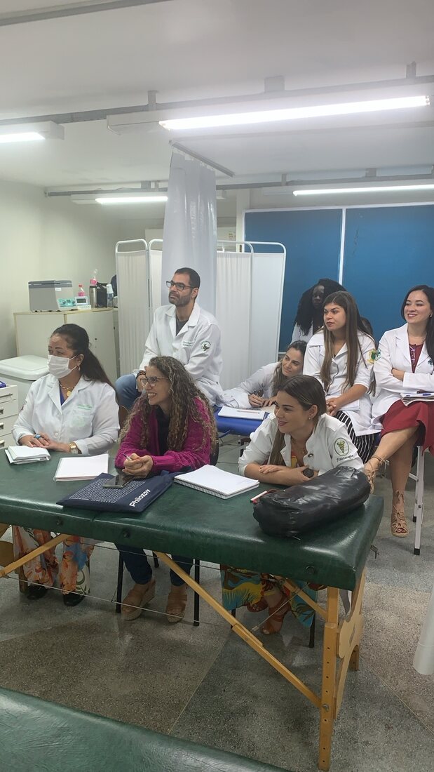 Alunos acompanhando uma aula prática