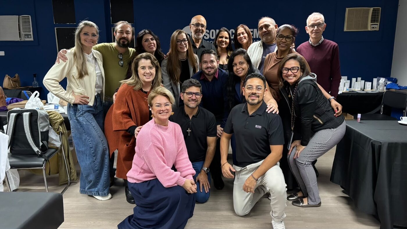 Grupo de alunos sorrindo após atividade